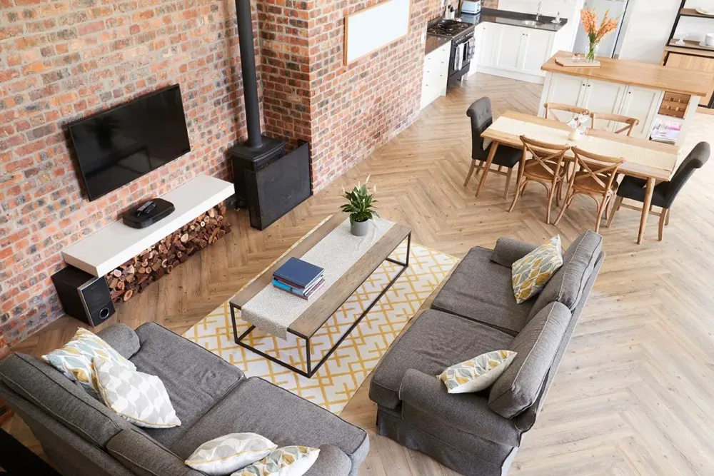 Intérieur-de-maison-avec-cuisine-ouverte--salon-et-coin-repaswebp