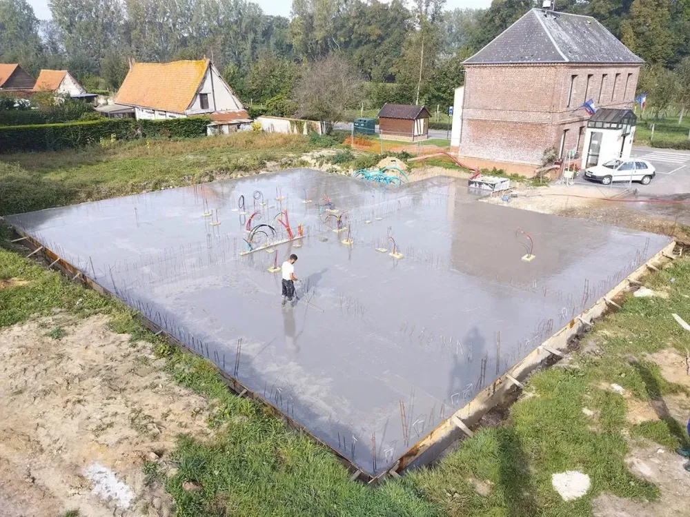 Ouvrier-au-milieu-d-une-chape-de-béton-pour-la-construction-d-une-maison-2400wwebp