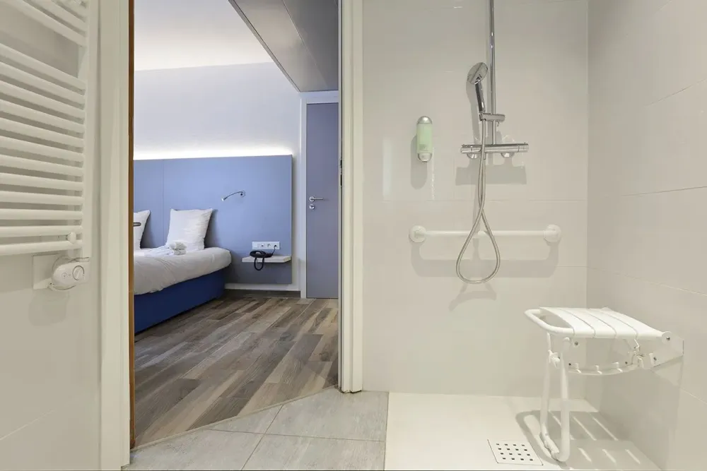 Salle-de-bain-pmr-a-coté-d-une-chambre-1400wwebp