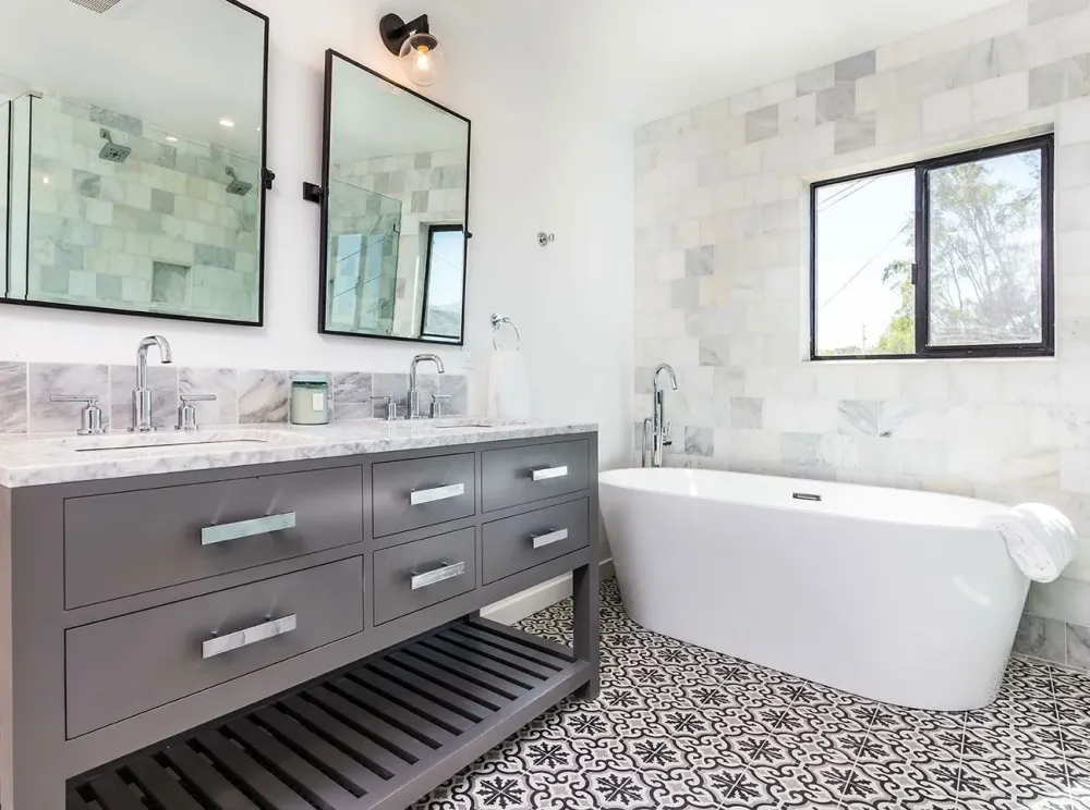 Salle-de-bain-avec-double-vasque-baignoire-et-carreau-au-sol-2400w