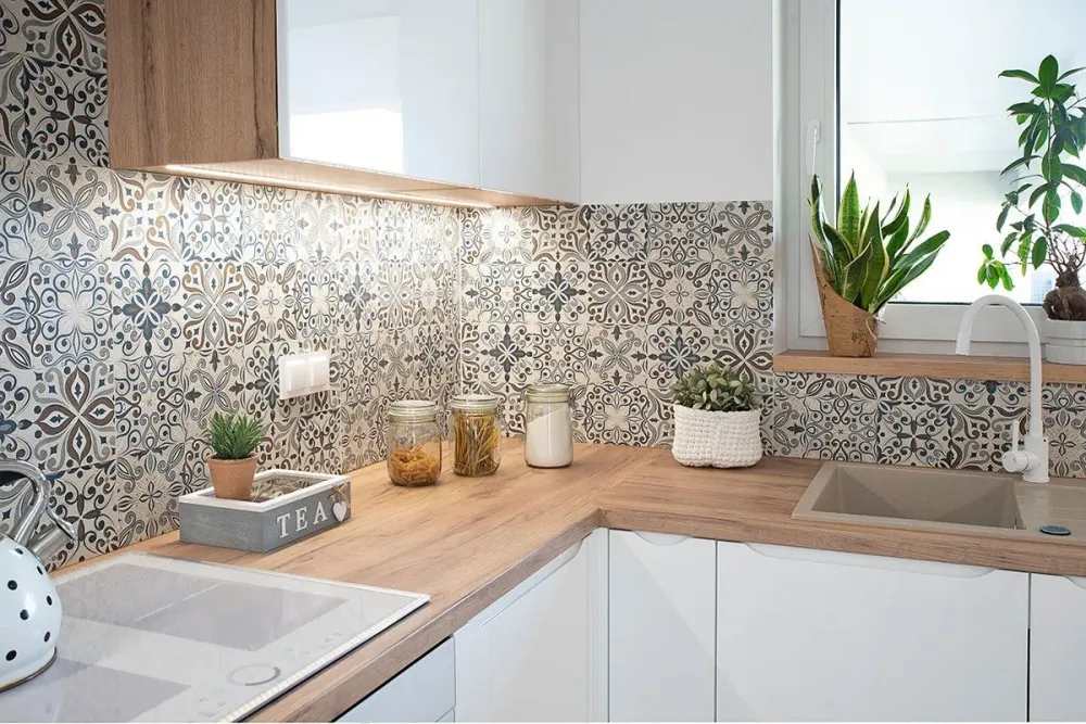 Petite-cuisine-avec-motif-carrelage-sur-le-mur--meubles-blancs-luxueux-2400w