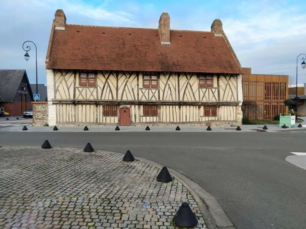 Maison-à-colombage-dans-une-ville-1400wwebp